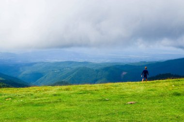 Transalpina Serpentines yolunun yanındaki adam. Burası Romanya 'nın en güzel dağlık rotalarından biri ve Romanya ve Karpatlar' ın en yüksek asfalt yolu..