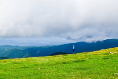 Transalpina Serpentines yolunun yanındaki adam. Burası Romanya 'nın en güzel dağlık rotalarından biri ve Romanya ve Karpatlar' ın en yüksek asfalt yolu..