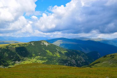 Transalpina Serpentines Yolu DN67C 'den manzara. Burası Romanya 'nın en güzel dağlık rotalarından biri ve Romanya ve Karpatlar' ın en yüksek asfalt yolu..