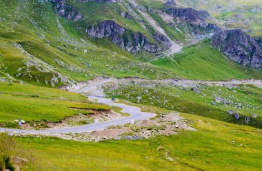 Transalpina Serpentines Yolu DN67C 'den manzara. Burası Romanya 'nın en güzel dağlık rotalarından biri ve Romanya ve Karpatlar' ın en yüksek asfalt yolu..