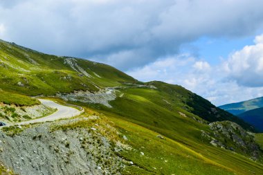 Transalpina Serpentines Yolu DN67C 'den manzara. Burası Romanya 'nın en güzel dağlık rotalarından biri ve Romanya ve Karpatlar' ın en yüksek asfalt yolu..