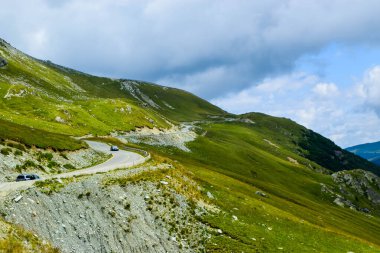 Transalpina Serpentines Yolu DN67C 'den manzara. Burası Romanya 'nın en güzel dağlık rotalarından biri ve Romanya ve Karpatlar' ın en yüksek asfalt yolu..