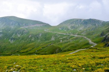 Transalpina Serpentines Yolu DN67C 'den manzara. Burası Romanya 'nın en güzel dağlık rotalarından biri ve Romanya ve Karpatlar' ın en yüksek asfalt yolu..