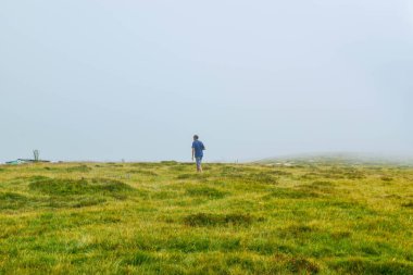 Transalpina Serpentines yolunun yanında bir adam var. Burası Romanya 'nın en güzel dağlık rotalarından biri ve Romanya ve Karpatlar' ın en yüksek asfalt yolu..