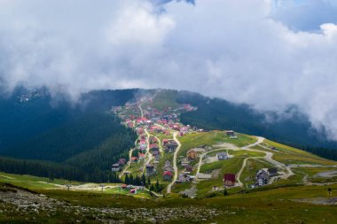 Transalpina yolu yakınlarındaki DN67C köyünde sis ve alçak bulutlar. Burası Romanya 'nın en güzel dağlık rotalarından biri ve Romanya ve Karpatlar' ın en yüksek asfalt yolu..