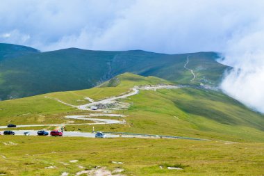Transalpina Yılan Yolu DN67C üzerinde sis ve alçak bulutlar. Burası Romanya 'nın en güzel dağlık rotalarından biri ve Romanya ve Karpatlar' ın en yüksek asfalt yolu..