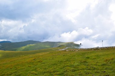 Transalpina Yılan Yolu DN67C üzerinde sis ve alçak bulutlar. Burası Romanya 'nın en güzel dağlık rotalarından biri ve Romanya ve Karpatlar' ın en yüksek asfalt yolu..