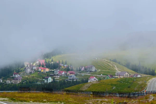 Köd Alacsony Felhők Falu Felett Közel Transalpina Dn67C Egyik Legszebb — Stock Fotó