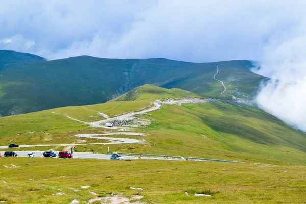 Transalpina Yılan Yolu DN67C üzerinde sis ve alçak bulutlar. Burası Romanya 'nın en güzel dağlık rotalarından biri ve Romanya ve Karpatlar' ın en yüksek asfalt yolu..