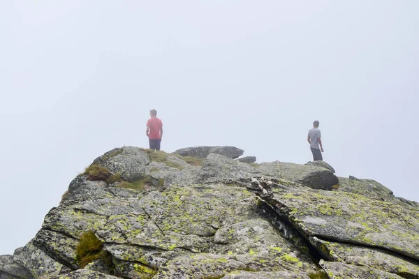 Jungs Stehen Oben Umgeben Von Nebel Und Niedrigen Wolken Der — Stockfoto