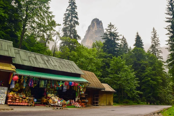 Obchody Suvenýry Silnici Bicaz Gorge Rumunsku Jedním Nejvelkolepějších Jízd Zemi — Stock fotografie