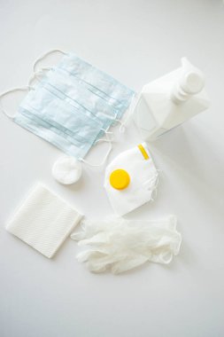 Düzen, virüslere ve bakterilere karşı koruyucu ajanları sembolize ediyor. Beyaz arka planda salgın ve salgın hastalıklar döneminde günlük gereksinimler. Düz yatıyordu, durgun bir hayat, üst görünüm.