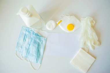 Düzen, virüslere ve bakterilere karşı koruyucu ajanları sembolize ediyor. Beyaz arka planda salgın ve salgın hastalıklar döneminde günlük gereksinimler. Düz yatıyordu, durgun bir hayat, üst görünüm.