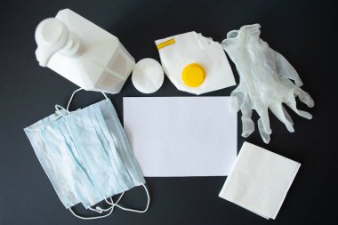 Düzen, virüslere ve bakterilere karşı koruyucu ajanları sembolize ediyor. Siyah arka planda salgın ve salgın hastalıklar için günlük gereksinimler. Düz yatıyordu, durgun bir hayat, üst görünüm.