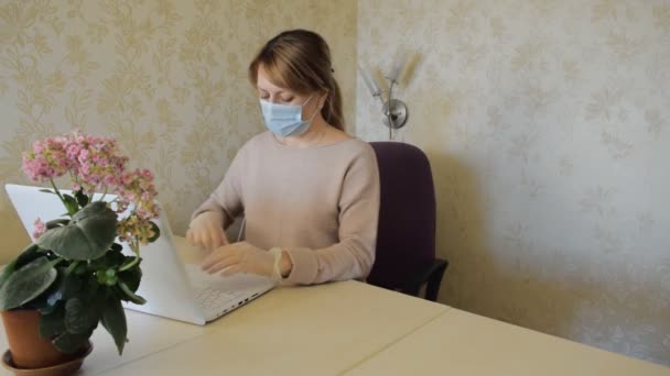 Jovem Mulher Máscara Protetora Luvas Faz Anotações Caderno Trabalha Computador — Vídeo de Stock