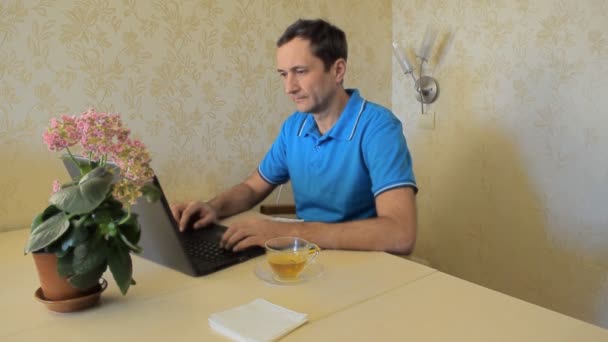 Νεαρός Δουλεύει Από Σπίτι Στον Υπολογιστή Χωρίς Φύγει Από Σπίτι — Αρχείο Βίντεο