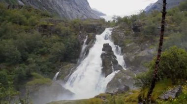 Briksdalsbreen (Briksdal) buzuluna yakın olan şelale ve nehir. Bu buzulun erimesi temiz suyla şelale ve nehri oluşturur. Jostedalsbreen Ulusal Parkı. Norveç.