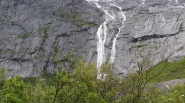 Briksdalsbreen (Briksdal) buzulundan gelen şelale sarp kayalıklardan aşağı akar. Bu buzulun erimesi temiz suyla şelale ve nehri oluşturur. Jostedalsbreen Ulusal Parkı. Norveç.
