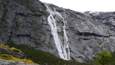 Briksdalsbreen (Briksdal) buzulundan gelen şelale sarp kayalıklardan aşağı akar. Bu buzulun erimesi temiz suyla şelale ve nehri oluşturur. Jostedalsbreen Ulusal Parkı. Norveç.