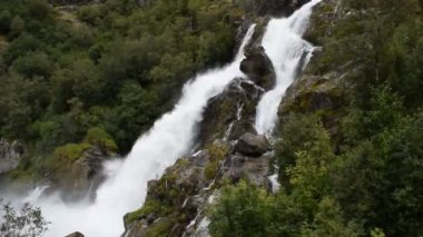 Briksdalsbreen (Briksdal) buzuluna yakın olan şelale ve nehir. Bu buzulun erimesi temiz suyla şelale ve nehri oluşturur. Jostedalsbreen Ulusal Parkı. Norveç.