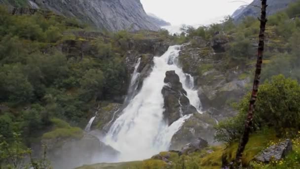 ブリクサルブレーン氷河 Briksdal への道の近くに位置する滝と川 この氷河の融解は明確な水で滝と川を形成する Jostedalbreen国立公園 ノルウェー — ストック動画