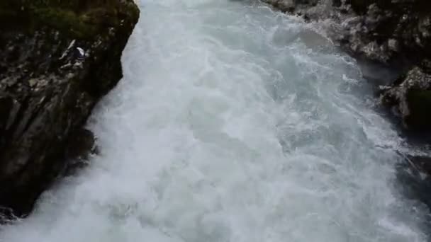 ブリクサルブレーン氷河 Briksdalbreen への道の近くに位置する川 この氷河の融解は明確な水で滝と川を形成する Jostedalbreen国立公園 ノルウェー — ストック動画