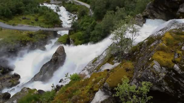 Cascata Fiume Che Trova Vicino Sentiero Ghiacciaio Briksdalsbreen Briksdal Scioglimento — Video Stock