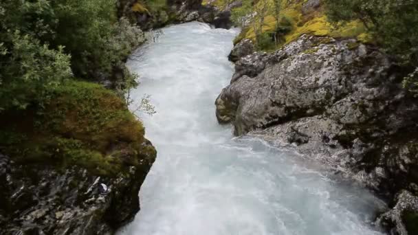 Briksdalsbreen 빙하로 근처에 빙하가 녹으면서 폭포와 형성됩니다 테들스 노르웨이 — 비디오