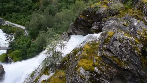 ブリクサルブレーン氷河 Briksdal への道の近くに位置する滝と川 この氷河の融解は明確な水で滝と川を形成する Jostedalbreen国立公園 ノルウェー — ストック動画