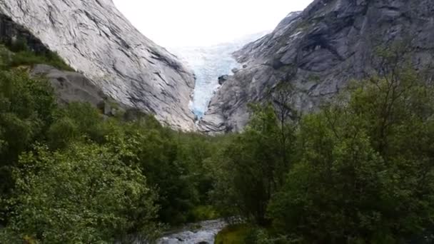 Rio Cachoeira Glaciar Briksdalsbreen Briksdal Derretimento Desta Geleira Forma Lago — Vídeo de Stock