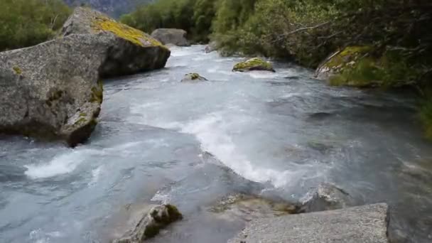 ブリクサルブレーン氷河 Briksdalbreen への道の近くに位置する川 この氷河の融解は明確な水で滝と川を形成する Jostedalbreen国立公園 ノルウェー — ストック動画