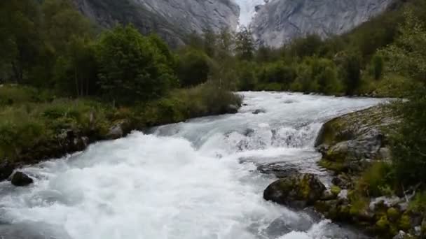 Floden Som Ligger Nära Stigen Till Briksdalsbreen Briksdal Glaciär Smältningen — Stockvideo