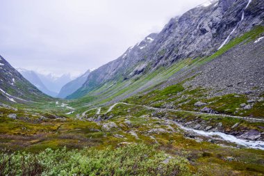 Jostedalsbreen Ulusal Parkı 'nın buzullarının bulunduğu yüksek dağların arasındaki vadide uzanan yol. Vestland ilçesinin Stryn belediyesi. Norveç 'i dolaşmak.