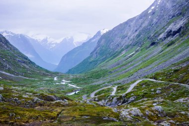 Jostedalsbreen Ulusal Parkı 'nın buzullarının bulunduğu yüksek dağların arasındaki vadide uzanan yol. Vestland ilçesinin Stryn belediyesi. Norveç 'i dolaşmak.