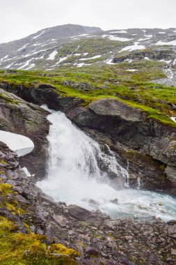 Dağlarda eriyen buzullar ve karla oluşmuş berrak sularla dolu şelale ve nehir. Jostedalsbreen Ulusal Parkı. Norveç