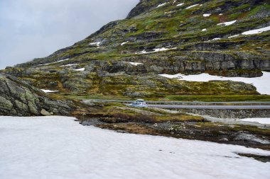 Norveç 'e arabayla yolculuk. Ulusal turizm yolu 258 Stryn-Grotu 'daki araba dağları aşıyor..