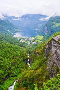 Geiranger 'nin Geirangerfjord' un sonunda yer alan ve Geirangelva nehrinin içine aktığı küçük köyü. Flydalsjuvet bakış açısından yaz manzarası. Norveç.