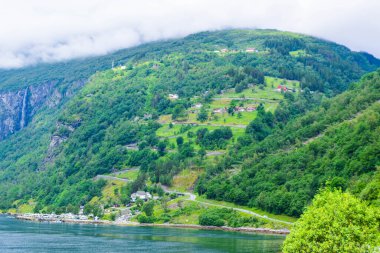 Serpentine Eagles Yolu 'nun manzarası, Geirangerfjord yakınlarındaki Geiranger köyünde dağın yamacı boyunca yükseliyor. Norveç 'e yaz yolculuğu macerası.
