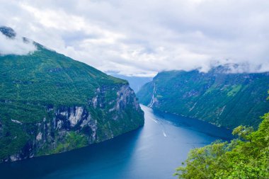 Geirangerfjord ve Seven Sisters Şelalesi 'nin manzarası Geiranger köyünün yakınlarında. Eagles Yolu bakış açısından bak. Norveç 'e yaz yolculuğu macerası.