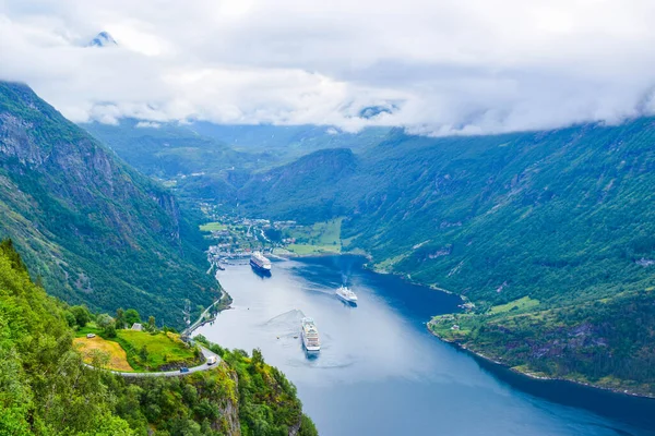 Cruiseschepen Aan Het Einde Van Geirangerfjord Vlakbij Het Dorpje Geiranger — Stockfoto