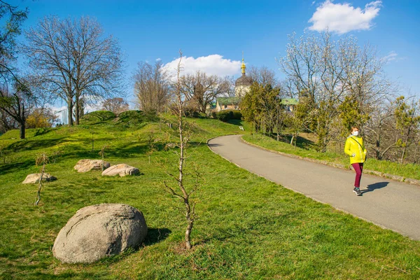 Fiatal Védő Orvosi Maszkban Sétál Parkban Egy Napos Tavaszi Napon — Stock Fotó