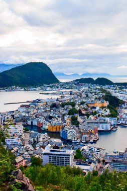 Alesund şehri üzerindeki inanılmaz gün batımı. Neoklasik ve neo-gotik taş binalar. Art Nouveau mimarisi. Güneş ışınları Atlantik Okyanusu ve adaları aydınlatır. Aksla 'nın bakış açısından bak. Norveç.