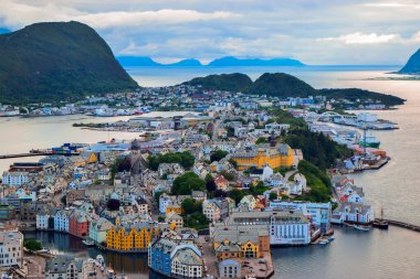 Alesund şehri üzerindeki inanılmaz gün batımı. Neoklasik ve neo-gotik taş binalar. Art Nouveau mimarisi. Güneş ışınları Atlantik Okyanusu ve adaları aydınlatır. Aksla 'nın bakış açısından bak. Norveç.