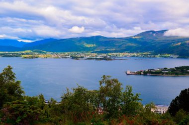 Aksla 'nın bakış açısından Aspoy Adası manzarası. Alesund şehri üzerindeki inanılmaz gün batımı. Alesund belediyesi, More og Romsdal ilinin yedi dış adasını kapsar. Norveç.