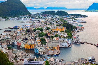 Alesund şehri üzerindeki inanılmaz gün batımı. Neoklasik ve neo-gotik taş binalar. Art Nouveau mimarisi. Güneş ışınları Atlantik Okyanusu ve adaları aydınlatır. Aksla 'nın bakış açısından bak. Norveç.