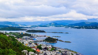 Alesund şehri üzerindeki güzel gün batımı. Neoklasik ve neo-gotik taş binalar. Art Nouveau mimarisi. Güneş ışınları Atlantik Okyanusu ve adaları aydınlatır. Aksla 'nın bakış açısından bak. Norveç.