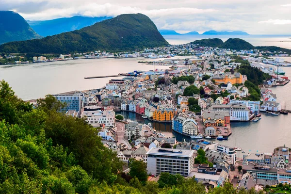 Καταπληκτικό Ηλιοβασίλεμα Πάνω Από Alesund Cityscape Νεοκλασικά Και Νεογοτθικά Πέτρινα — Φωτογραφία Αρχείου