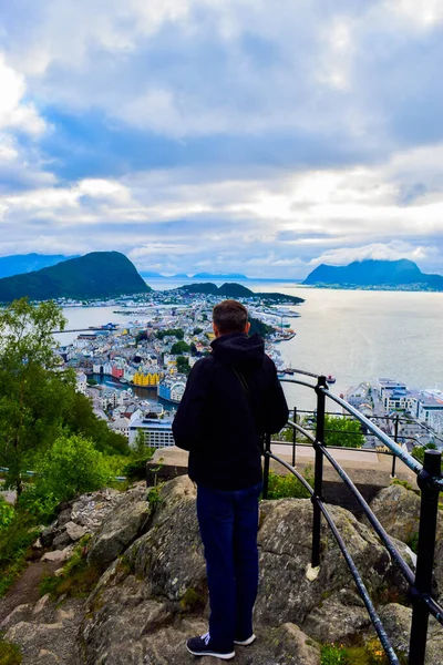 Touristenmann Betrachtet Das Stadtbild Von Alesund Von Aksla Aus Neoklassizistische — Stockfoto