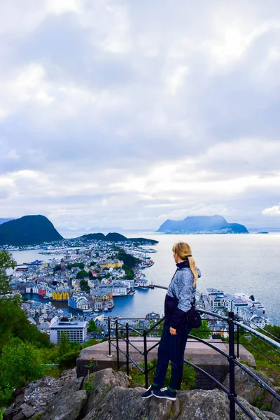 Touristin Betrachtet Das Stadtbild Von Alesund Von Aksla Aus Neoklassizistische — Stockfoto