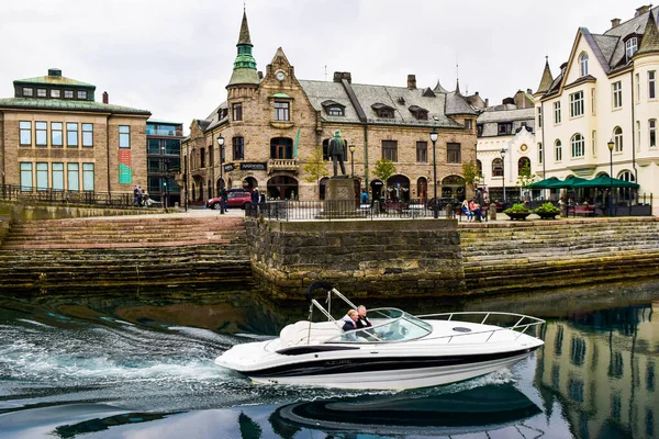 Alesund Norveç Jyne 2019 Turistler Sokaklarda Yaşayanlar Teknedeki Çift Kanalda — Stok fotoğraf